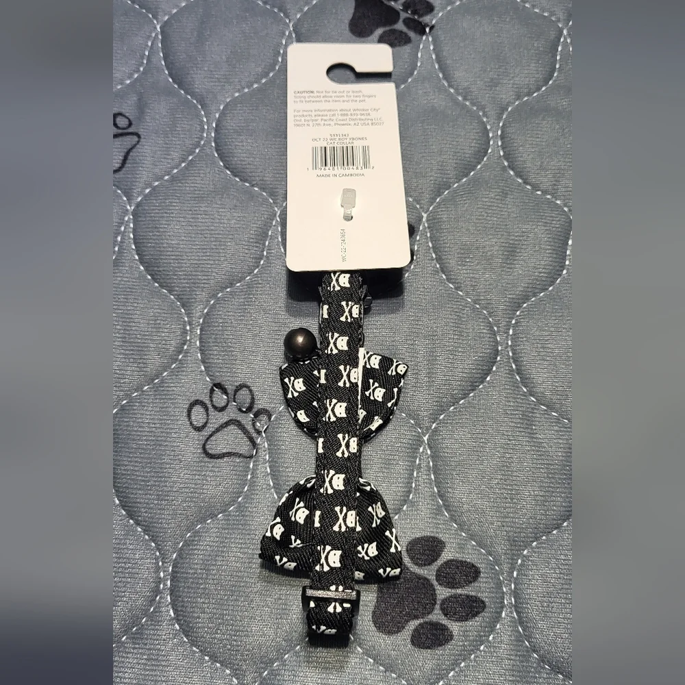 Whisker City Exclusive Crossbones Bow Tie Easy Release Adult Cat Collar NWT